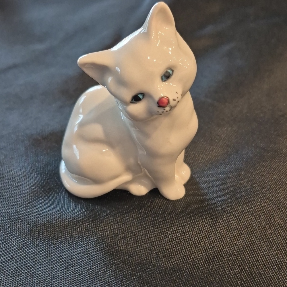 Royal Doulton Persian Or Shorthaired White Ceramic Cat Figurine